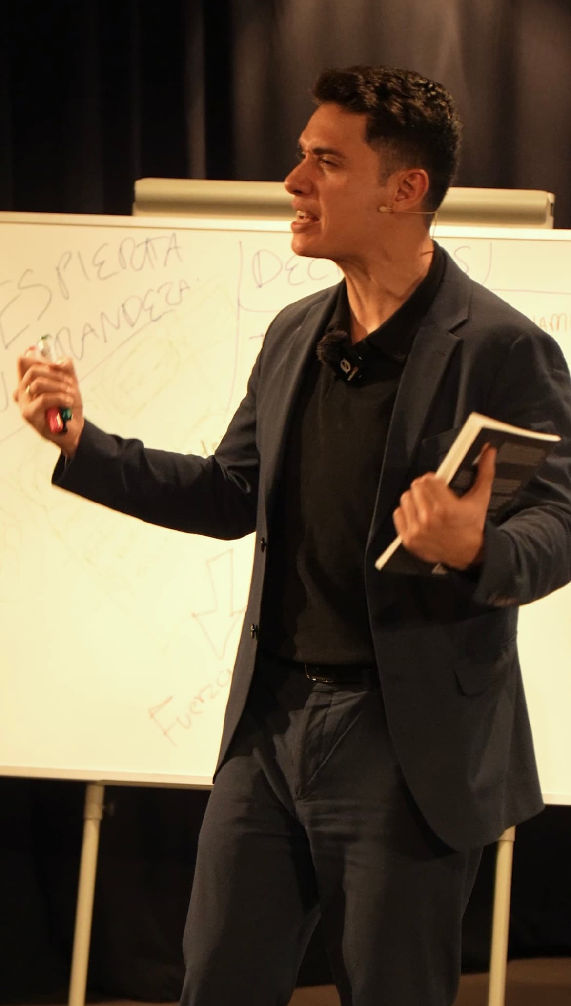 Carlos Medina durante el encuentro Despierta tu Grandeza — Manresa, diciembre 2025