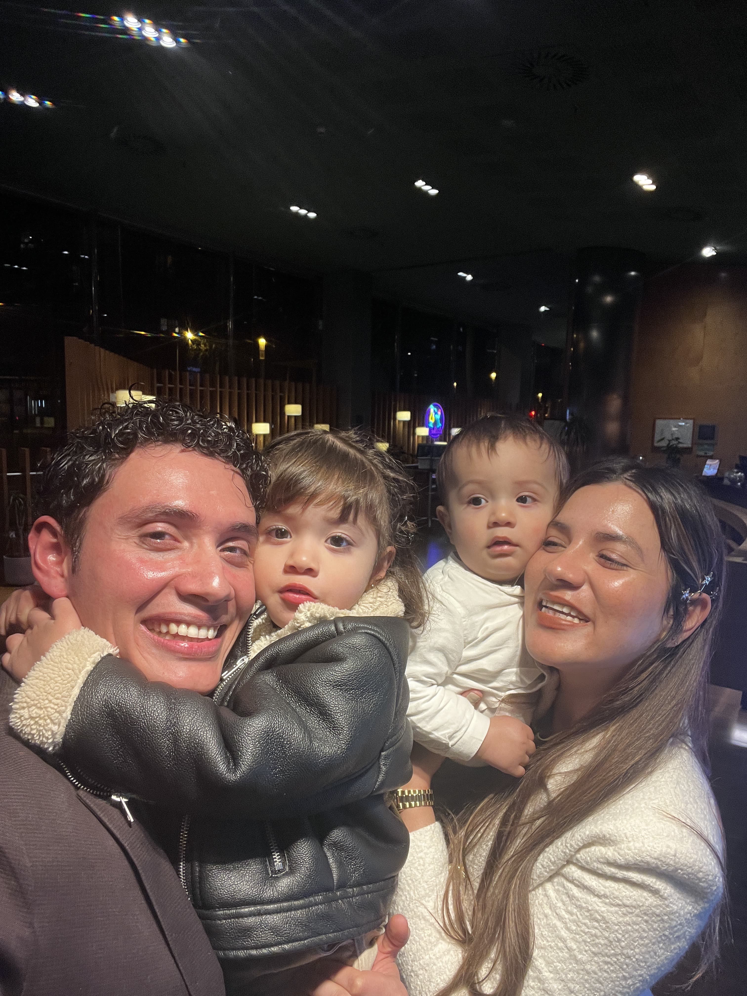 Carlos Medina junto a su esposa Karen y sus dos hijos en Manresa