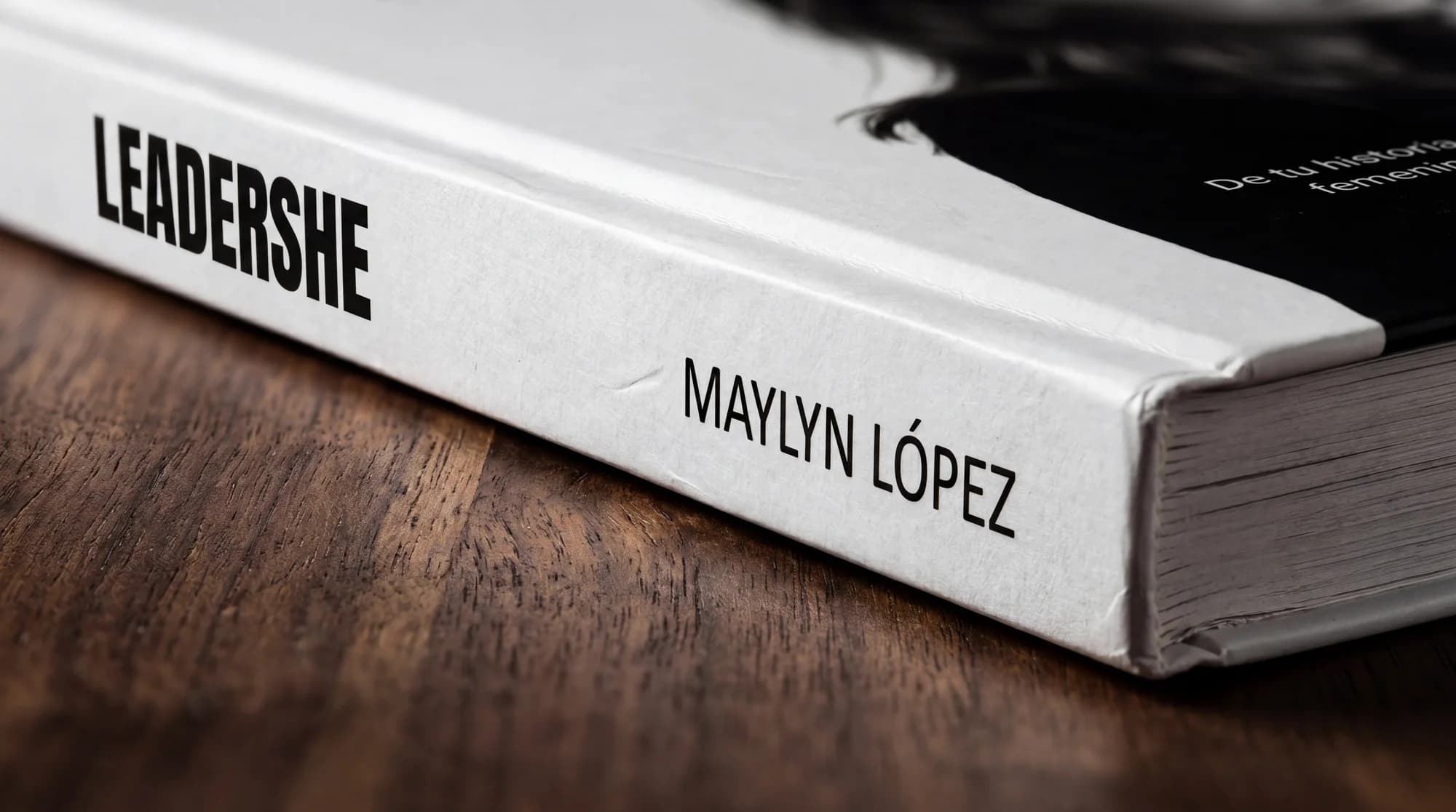 LeaderSHE de Maylyn López, lomo y contraportada en perspectiva