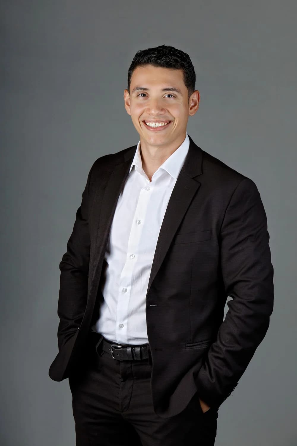 Carlos Medina, retrato corporativo en blazer oscuro sobre fondo claro